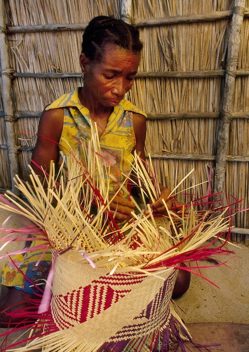 Malagasy artisan weaving a vibrant grass hand bag_ Photo by Frans Lanting_ (1)